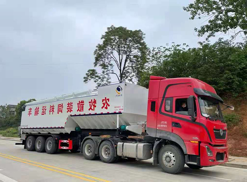60方半掛飼料車(chē)